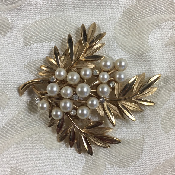 VINTAGE CROWN TRIFARI PEARL AND GOLD BROOCH PIN
